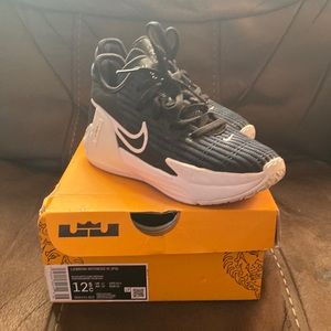 Used, like new, in box. Lebron Witness VI. Basketball Shoes. Youth size 12.5C